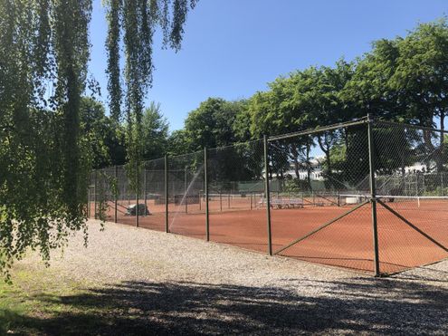 Tennisbaner set fra p-plads